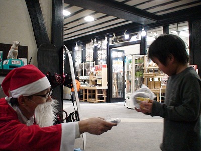 lookinforsanta001.jpg
