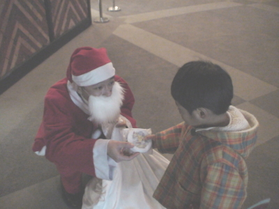 lookinforsanta002.jpg