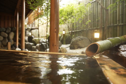 100%掛け流天然温泉の桶風呂